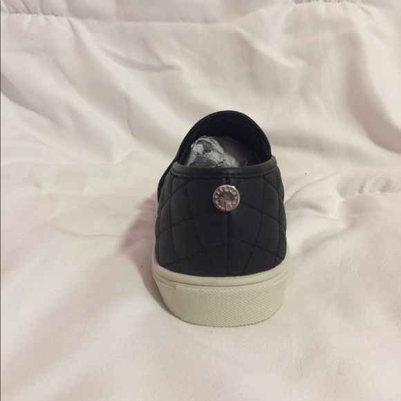 New- Size 8 Steve Madden Ecentrcq Black Slip Ons - Picture 7 of 8
